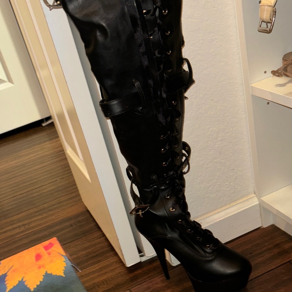 Italina Black Lace-Up Women's Boots